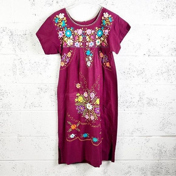 Vintage 70s Floral Embroidered Shift Dress Short Sleeve Knee Length Pink Boho - Picture 2 of 12